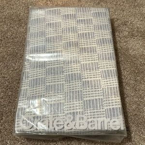 Crate & Barrel Dash Queen Set